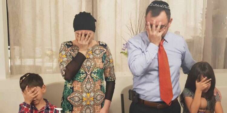 נמצאים על גבול דק מאוד שבין שייכות לבדידות. קבלת עול מלכות שמיים בבית דין לגיור. לעיתים דווקא הקהילה שאמורה לחבק את הגר, יוצרת לחץ וחרדות