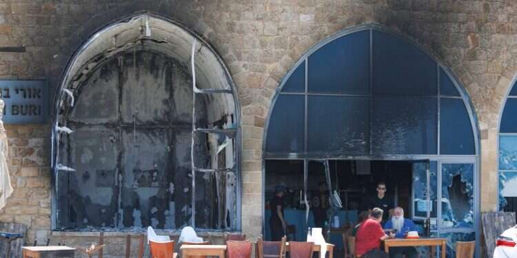 הפרעות בעכו: המלון שנשרף, המורה שהותקף והדו־קיום הקורס