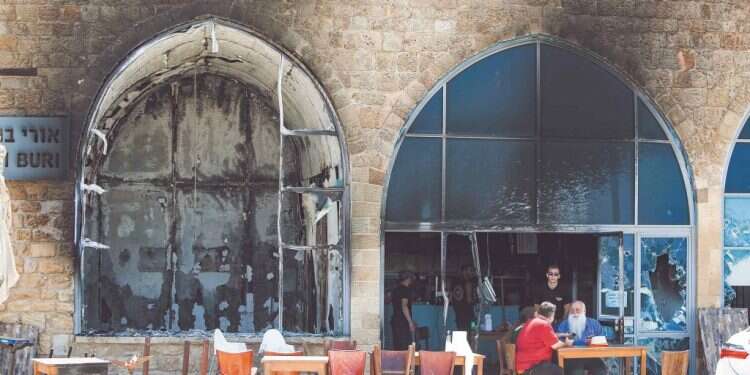 הפרעות בעכו: המלון שנשרף, המורה שהותקף והדו־קיום הקורס