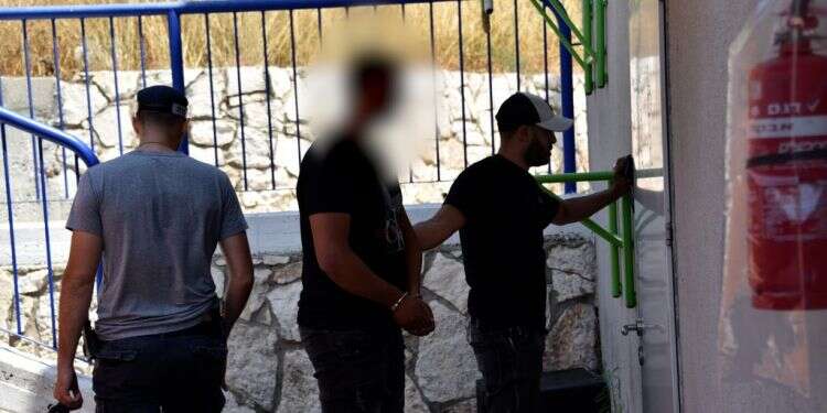 מעצר החשודים בהתפרעויות בוואדי ערה. צילום: דוברות המשטרה מבצע חוק וסדר: המשטרה מבצעת מעצרים ותופסת אמל"ח