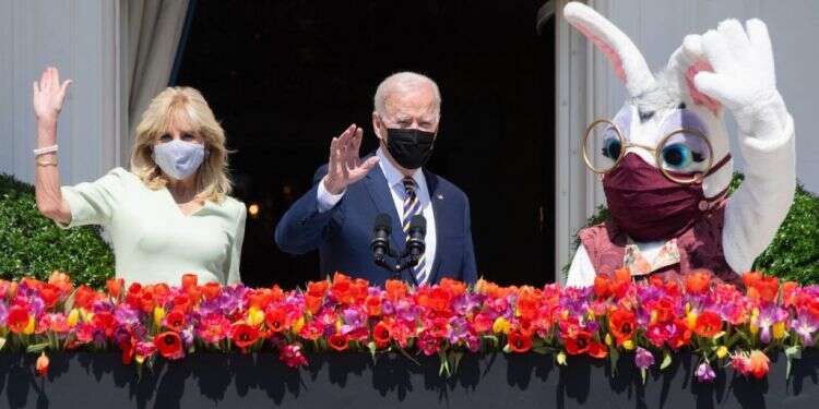 ג'ו וג'יל ביידן בבית הלבן יחד עם ארנב הפסחא בחודש שעבר. צילום: AFP משבר ולווייתן: מה שנחוץ בעת חירום עלול להזיק בימי שגרה