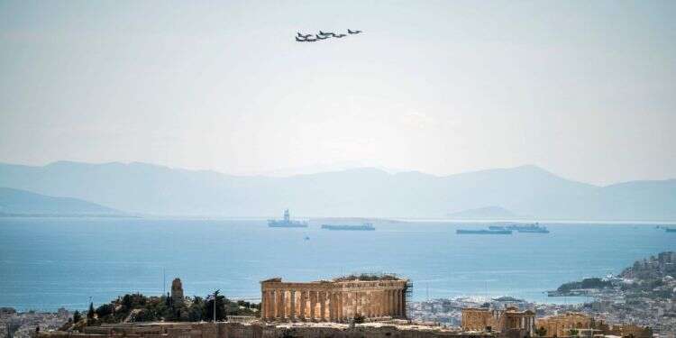 מטוסי קרב שהשתתפו בתרגיל נראים מעל האקרופוליס באתונה. צילום: AFP חיל האוויר מתאמן ביוון: "אתה לא יודע מתי איום רחוק יהפוך למציאותי"