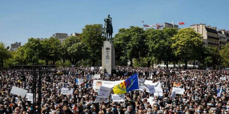עזרת המחאה לזכר שרה חלימי. צילום: AFP בעצרת המחאה לזכר שרה הלימי בפריז, יהדות צרפת גילתה סימני שבירה