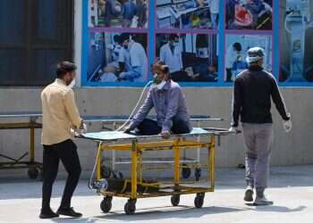 הודו חילקה חיסוני קורונה לעולם, וכעת מקבצת נדבות