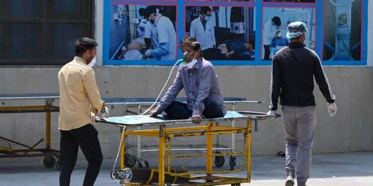 הודו חילקה חיסוני קורונה לעולם, וכעת מקבצת נדבות