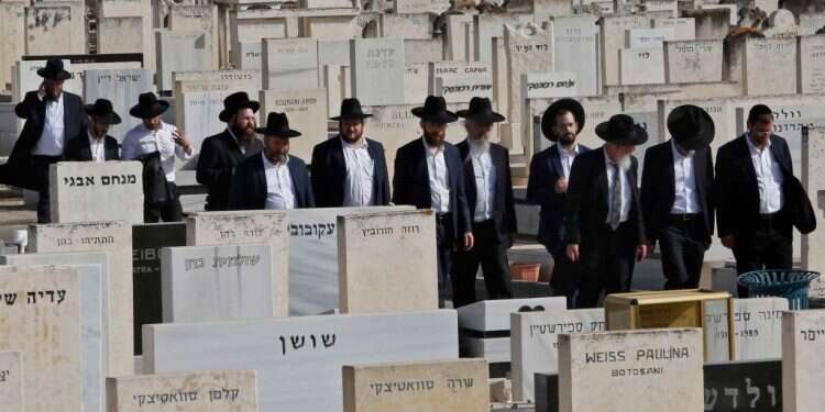 הלוויית אחד הנספים באסון. צילום: AFP סיכום השבת: חודשה כעת מלאכת זיהוי הגופות, מחר יום אבל לאומי