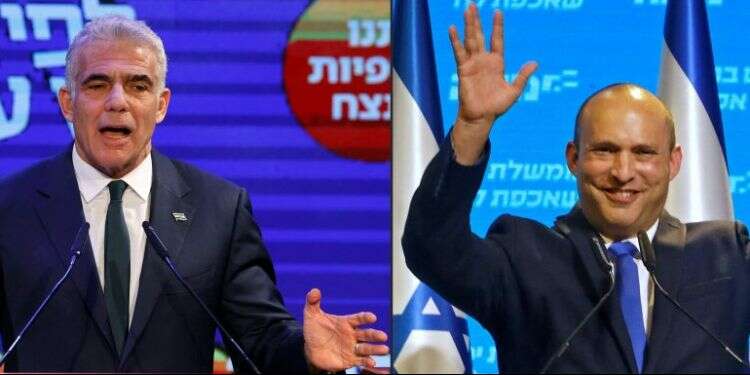 בנט ולפיד. צילום: AFP אחרי ישיבת סיעה, בנט הכריז רשמית: "פניי לממשלת שינוי"