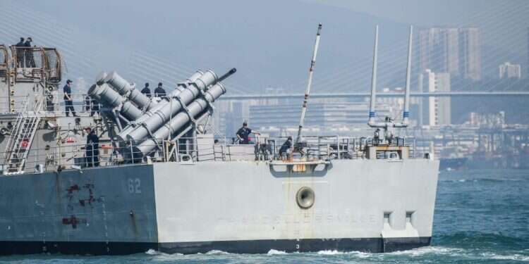 משחתת אמריקנית על חופי הונג-קונג. צילום: AFP אפקט ההרתעה: כך מתכוננות רוסיה וסין למלחמת העולם השלישית