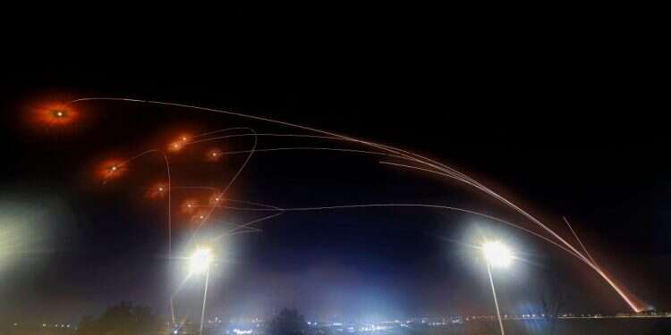 יירוט של כיפת ברזל של טילים שנורו מרצועת עזה לכיוון אשקלון, הערב. צילום: AFP הירי מעזה והטרור בירושלים ניפצו את ממשלת האחדות