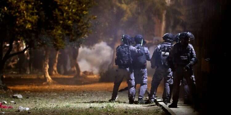 מהומות בירושלים. צילום: AFP ירושלים האחרת: יום חגה של העיר הפך להיות מתוח וסוער