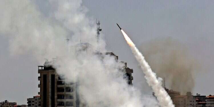 שיגורי רקטות מעזה. צילום: AFP הגיע זמן התפכחות: עלינו להכיר במדינת חמאס כמדינת אויב