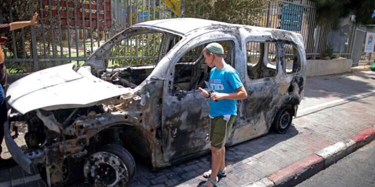 רכב שרוף בלוד. צילום: AFP
לוד: התושבים והמשטרה נערכים להמשך המהומות