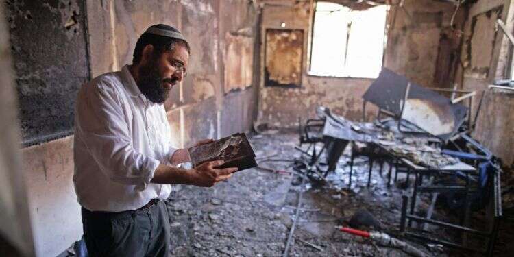 אלוהים גדול. תלמוד התורה שהוצת בידי פורעים בלוד, השבוע. צילום: איי.אף.פי קרב הציוויליזציות: בין ממלכת "אללהו אכבר" ל"וואלה לנד"