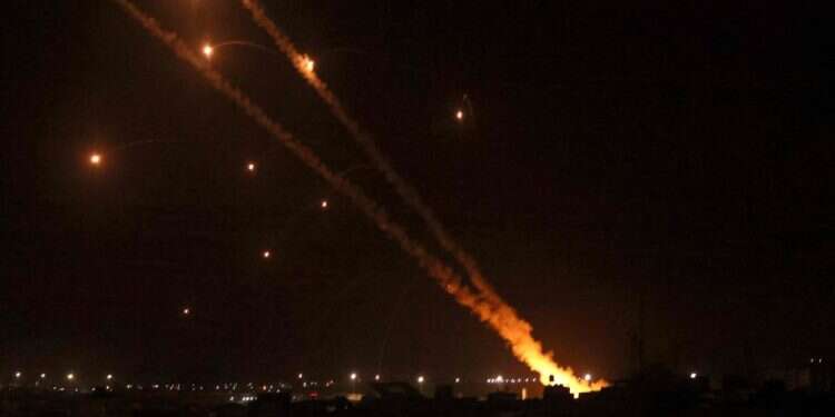 לילה סוער: מאות טילים שוגרו, צה"ל תקף בכירים ותשתיות