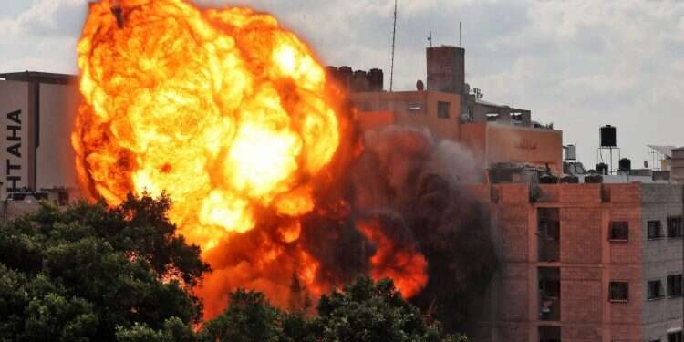 מתקפה של צה 5 בתים ספגו פגיעה ישירה, מתה מפצעיה אשה שנחבלה קשות כשרצה לממ"ד