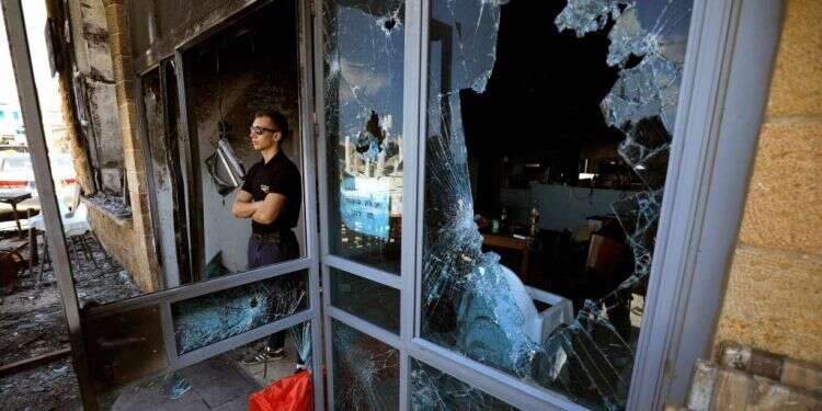 עכו לאחר ההתפרעויות, מאי 2021. צילום: AFP  שחקנית חיזוק: ח"כ עאידה תומא־סלימאן מחזקת את עצורי הפרעות