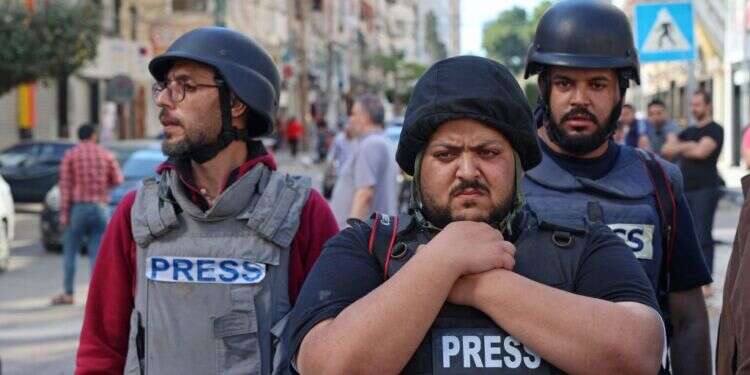 עיתונאים זרים. למצולמים אין קשר לכתבה. צילום: AFP היום שאחרי המבצע: הדיסטופיה