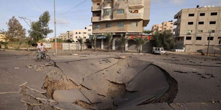 כבישים שקרסו לתוך המנהרות ברצועה. צילום: AFP הפצצת המטרו ברצועה: "החזרנו את חמאס עשר שנים לאחור"