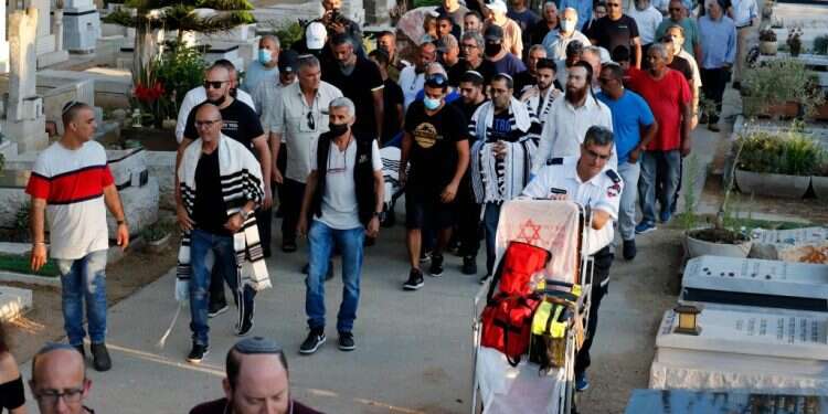 הלוויתו של יגאל יהושע ז "אנחנו רוצים משילות": מאיר ליוש הפך לקולם של תושבי לוד היהודים