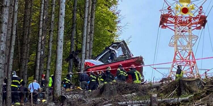 זירת האסון. צילום: Vigili del Fuoco - AFP אסון הרכבל באיטליה: נלחמים על חיי איתן בירן, הניצול היחיד