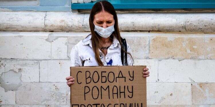 הפגנה למען רומן פרוטסביץ' מול שגרירות בלארוס במוסקבה. צילום: AFP בלארוס: מבחן שאסור לאירופה להיכשל בו