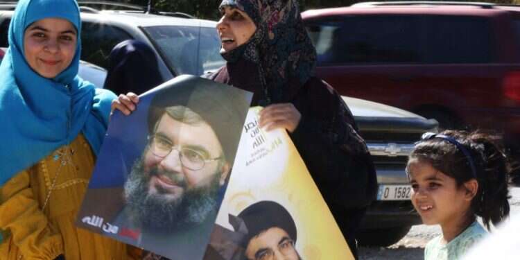 תומכות בנסראללה. צילום: AFP היום שאחרי נסראללה: האם זה טוב ליהודים?