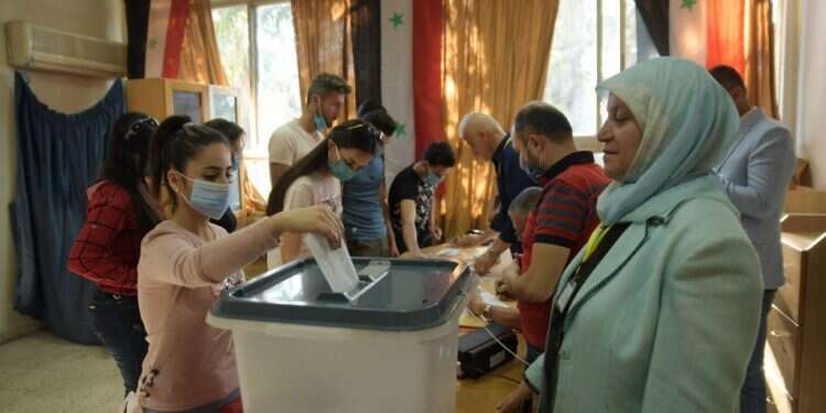 בחירות בדיקטטורה: מצביעים לנשיאות סוריה. צילום: AFP בחירות בסוריה: אסד חוזר לחיקה של הקהילה הבינלאומית