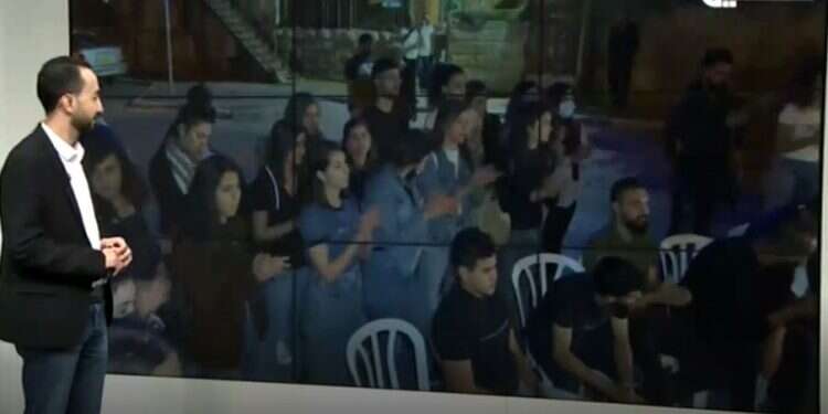 צילום מסך מתוך הסרטון של המחבל מברך את המפגינים בשייח ג'ראח המחבל בירך מהכלא את מפגיני שייח ג'ראח