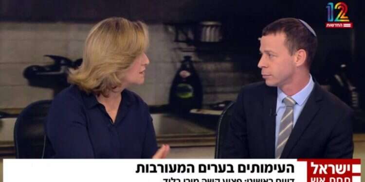 לולא נוכחותו המאזנת באולפן, הרייטינג היה צונח כמו מניית סלקום. עמית סגל ואילנה דיין. צילום מסך: חדשות 12 שוויון חרדתי: למה השמאל מחפש סימטריה?