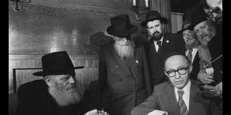 בגין בביקורו אצל הרבי מלובביץ', יולי 1977. צילום: סהר יעקב, לע''מ מזהות יהודית ועד טקס האוסקר: ריאיון עם ג'יי ושירה רודרמן