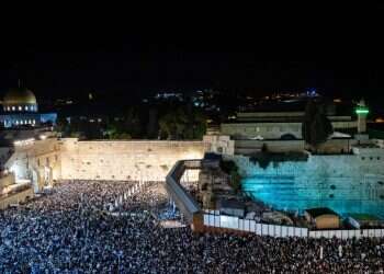 סליחות בכותל, 2019. צילום: יונתן זינדל, פלאש 90 יצאנו לבדוק: האם המדינה נערכת לסכנת הצפיפות ברחבת הכותל?