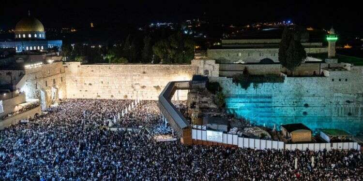 סליחות בכותל, 2019. צילום: יונתן זינדל, פלאש 90 יצאנו לבדוק: האם המדינה נערכת לסכנת הצפיפות ברחבת הכותל?