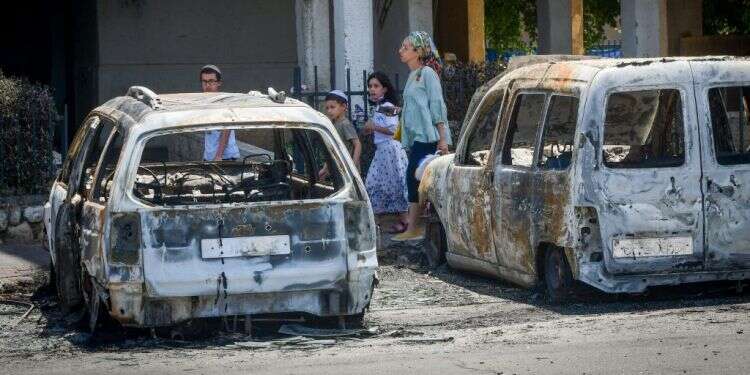 מכוניות שהוצתו בעיר לוד. צילום: אבשלום ששוני, פלאש 90 סכום קרן הפיצויים לנזקי טרור הוכפלה בתוך ארבע שנים ל־15 מיליארד שקלים