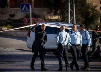 "כשמישהו מאתנו מעז לצאת, הערבים מתקהלים סביבו בצרחות"