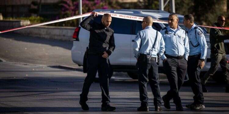 כוחות משטרה בשכונת שמעון הצדיק בירושלים. צילום: יונתן זינדל, פלאש90 "כשמישהו מאתנו מעז לצאת, הערבים מתקהלים סביבו בצרחות"