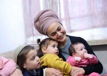 "כשמישהו מאתנו מעז לצאת, הערבים מתקהלים סביבו בצרחות"