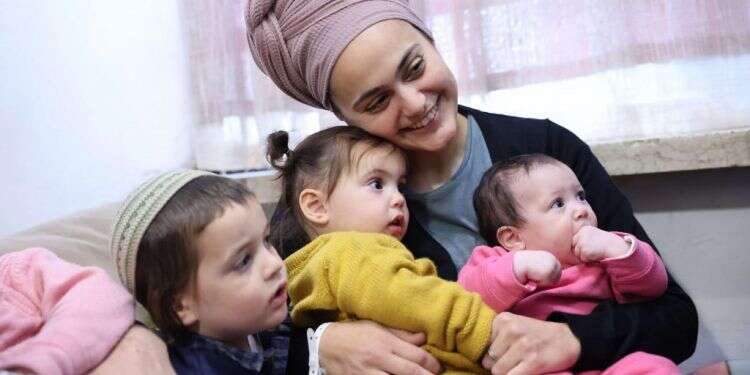 "כשמישהו מאתנו מעז לצאת, הערבים מתקהלים סביבו בצרחות"