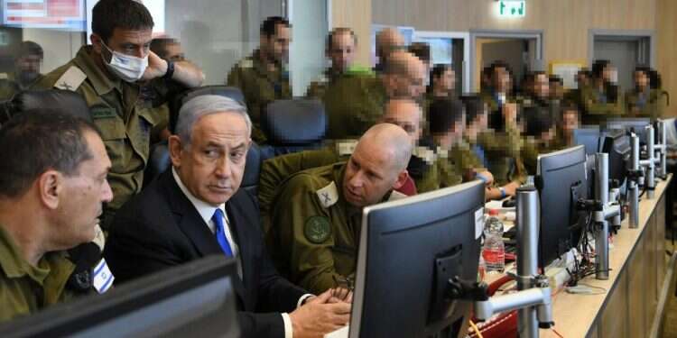 ראש הממשלה בנימין נתניהו בבור בקריה, שלשום. צילום: עמוס בן־גרשום, לע לטיפול הממשלה הבאה