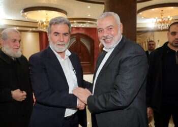 מנהיג הג'יהאד האסלאמי, זיאד נח'אלה (שמאל), ליד מנהיג חמאס לשעבר, איסמעיל הנייה. צילום: גטי אימג'ס המטרה החשאית של איראן: לבחון את חולשותיה של כיפת ברזל