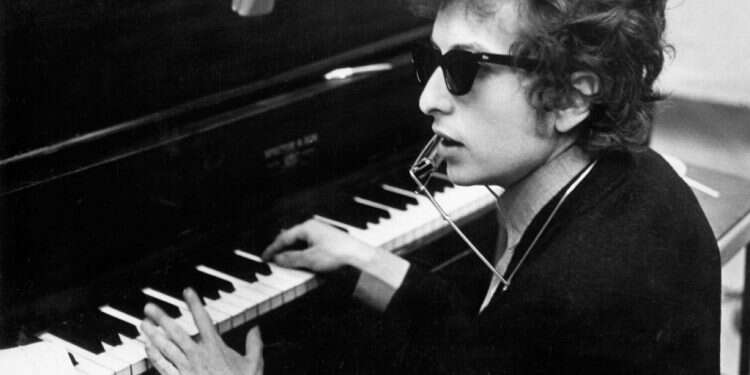 חרטטן בסלון של המזרוחניקערס או עושה קידוש השם?