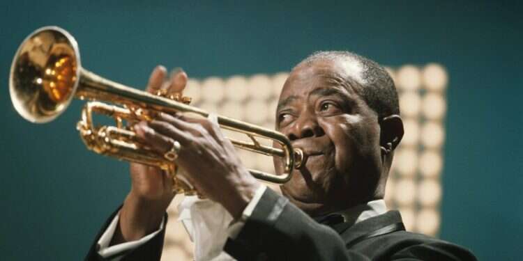 רגליהם של השחורים נדחקו מהמוזיקה שהם יצרו, נגן הג'אז האמריקני לואי ארמסטרונג. צילום: גטי אמג'ס רק לעשירים: האם ראוי שכסף יוכל לקנות כל דבר?