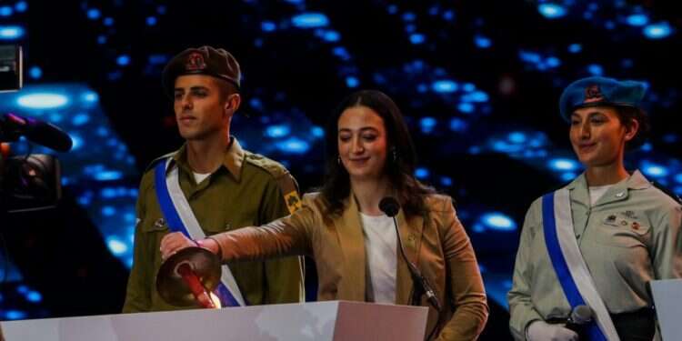 גבריאלה לו ממקסיקו, מדליקה את משואת העם היהודי בהר הרצל ביום העצמאות צילום: אורן בן-חקון חלק בפסיפס הגדול: ראיון עם גארי טורגו