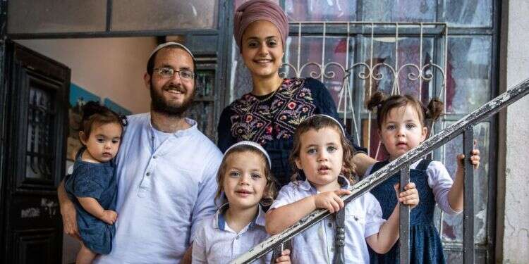 משתדלים לשדר לילדים ביטחון. מוריה ודביר כהן בפתח ביתם. צילום: אורן בן-חקון בית המשפט דחה את טענת המחבלת בת ה-14 ש"הייתה מטושטשת"