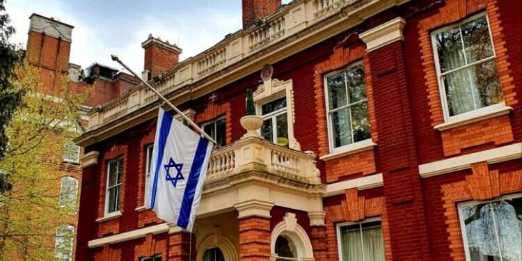 דגל ישראל בחצי התורן בשגרירות ישראל ברומא. צילום: באדיבות משרד החוץ חצי התורן: ברחבי העולם ובארץ מביעים הזדהות