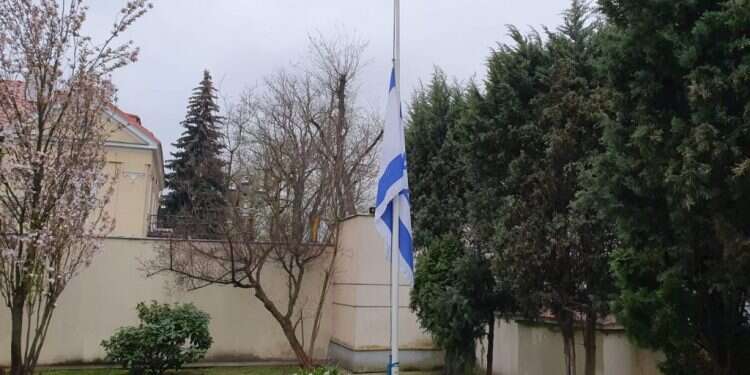דגל ישראל בחצי התורן בשגרירות ישראל בוורשה. צילום: באדיבות משרד החוץ חצי התורן: ברחבי העולם ובארץ מביעים הזדהות