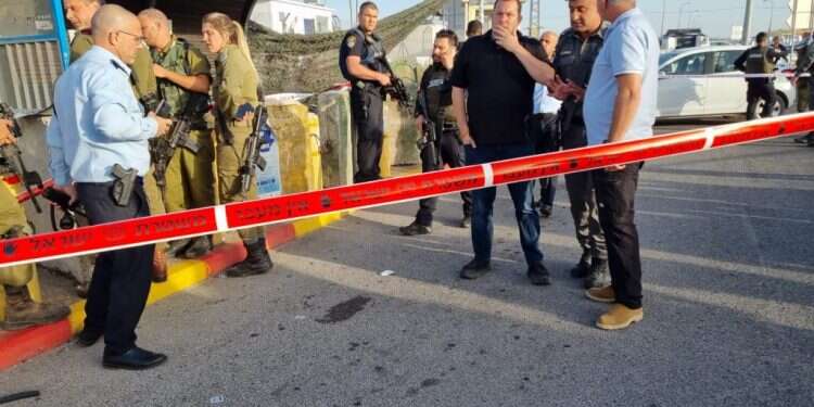 זירת הפיגוע בצומת תפוח. צילום: רפי אביטל שני פצועים קשה בפיגוע ירי בצומת תפוח