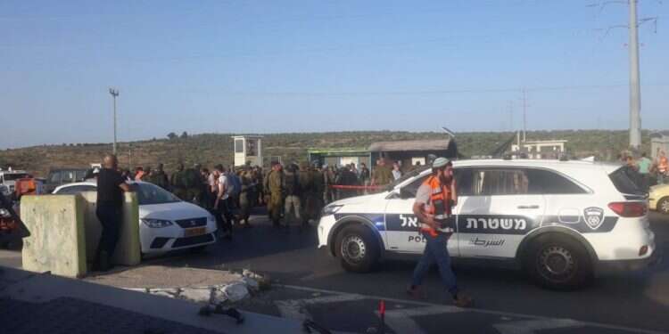 זירת הפיגוע בצומת תפוח. צילום הצלה ללא גבולות שני פצועים קשה בפיגוע ירי בצומת תפוח