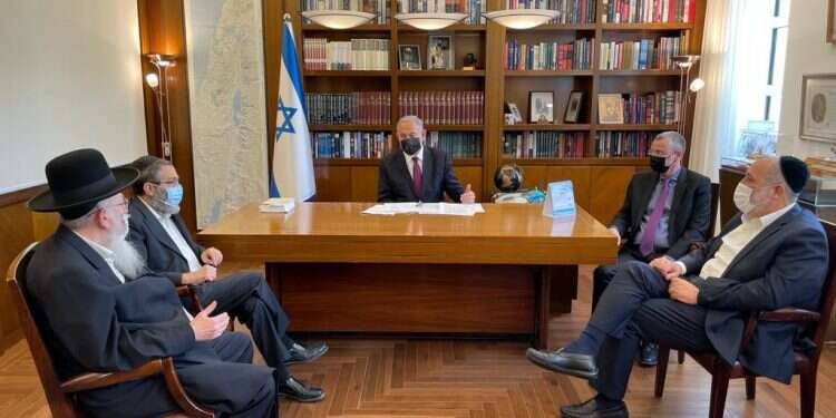 ראשי גוש נתניהו המידלדל - למעט בצלאל סמוטריץ' - נפגשו אתמול בלשכת נתניהו כדי להצהיר שוב
על התחייבותם חסרב להקמת ממשלה שאינה בראשות נתניהו. מימין: דרעי, לוין, נתניהו, גפני וליצמן בימין נערכים להגברת הלחץ על ח"כי ימינה ללכת בעקבות שיקלי