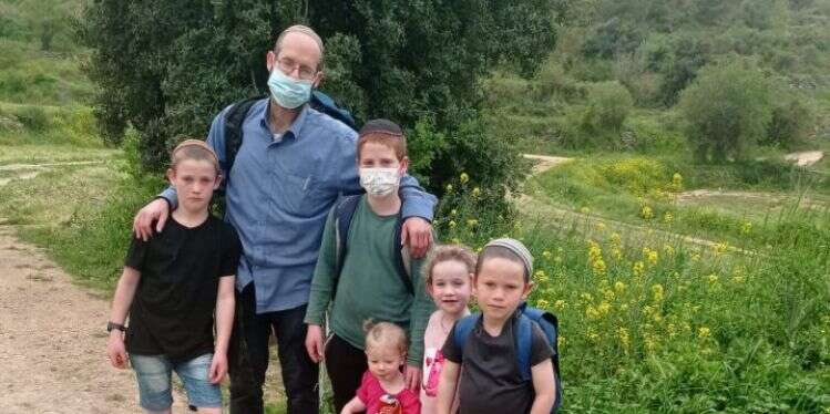 נחשון עם ילדיו. צילום: באדיבות המשפחה