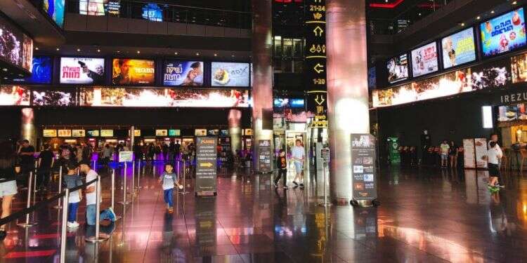 בית קולנוע. צילום: שאטרסטוק במשרד הבריאות אוכלים סרטים, ובתי הקולנוע משלמים את המחיר